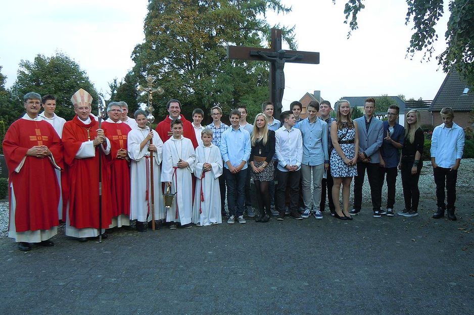 Firmung in St. Johannes Baptist, Wyler, 2014, Gruppenfoto mit Weihbischof Wilfried Theising