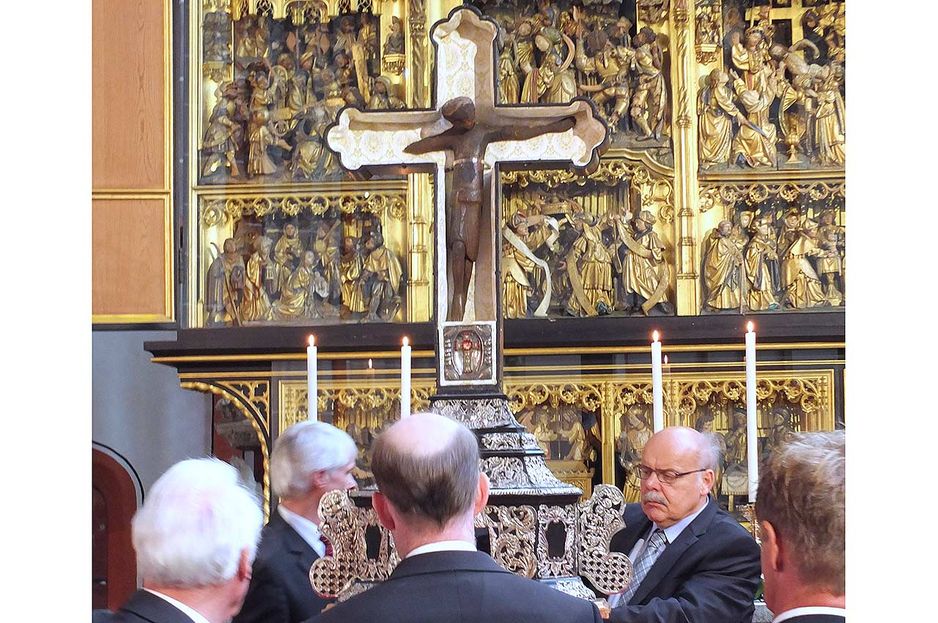 Kreuzbrüder stellen das Wundertätige Hl. Kreuz nach der Kreuztracht 2016 vor dem Kreuzaltar auf