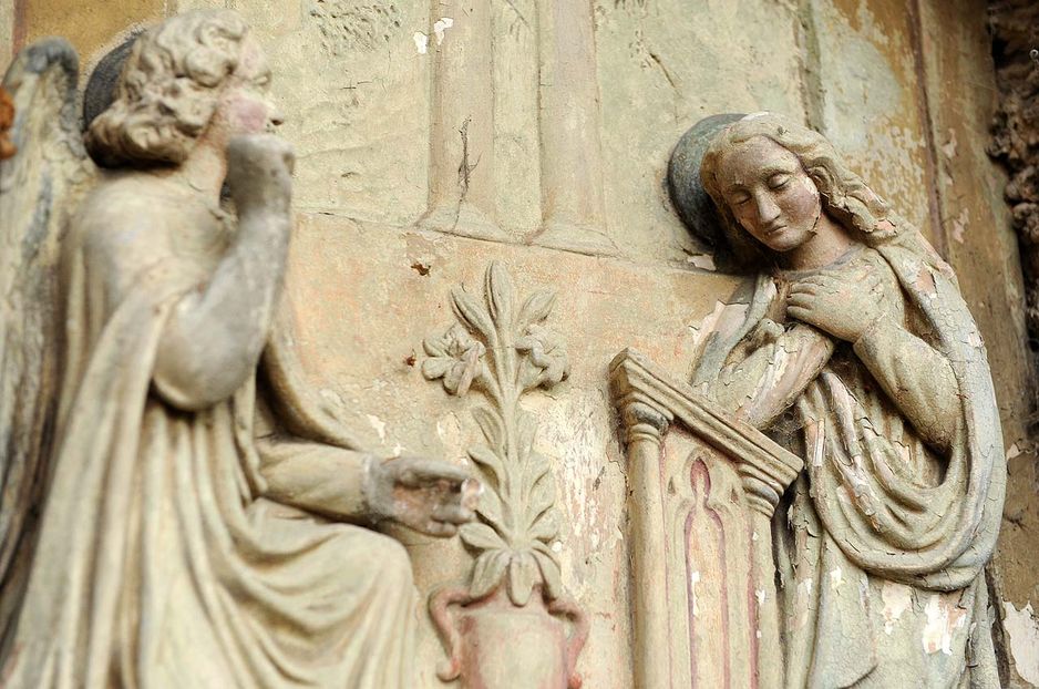 Ein Engel bringt Maria die Botschaft. 