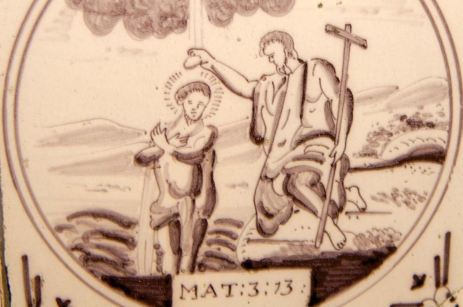 Bibelfliese mit der Darstellung der Taufe Jesu. 