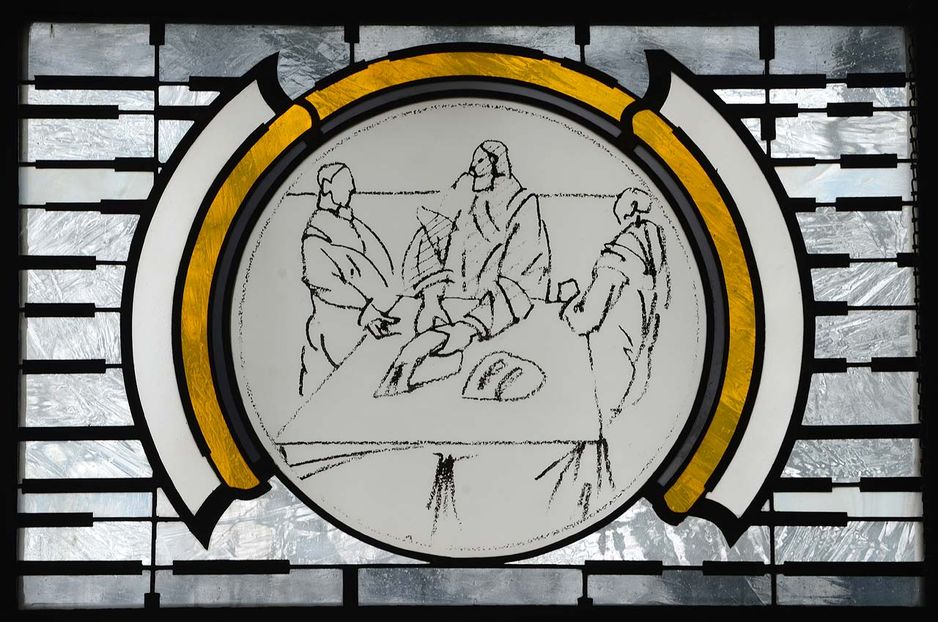 Jesus teilt mit den Jüngern im Emmaus das Brot. Kirchenfenster in St. Mariä Himmelfahrt Münster-Dyckburg.